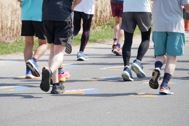 The backs of citizen runners at the regional tournament