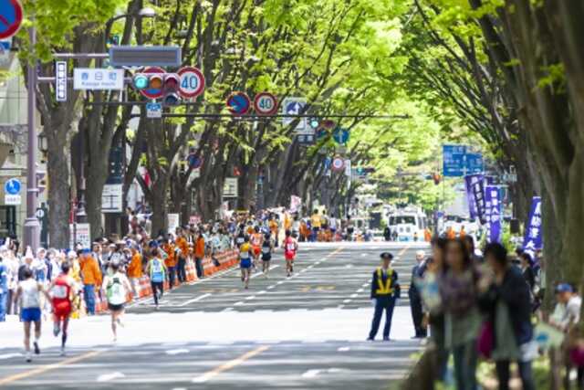 Runners on Namiki Street