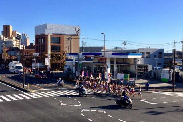 A crowd of relay runners racing through the city