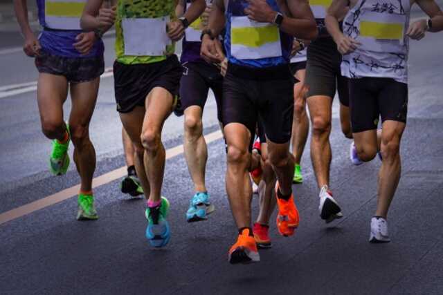 Multiple runners keeping pace in the early crowd